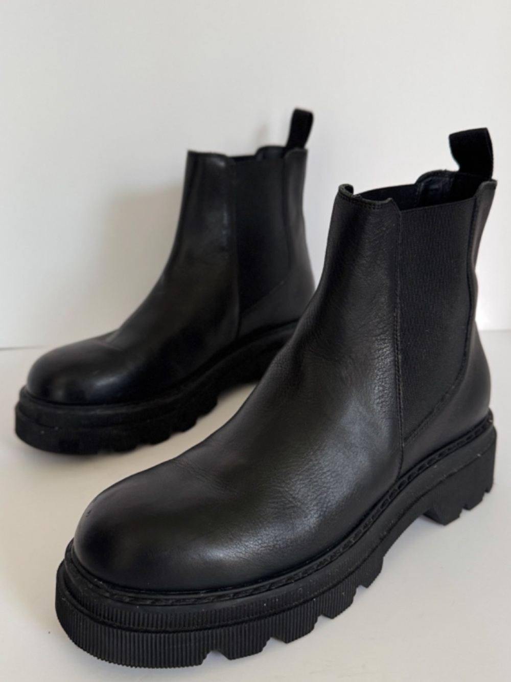 Voile Blanche Black Leather Chelsea Boot size 9